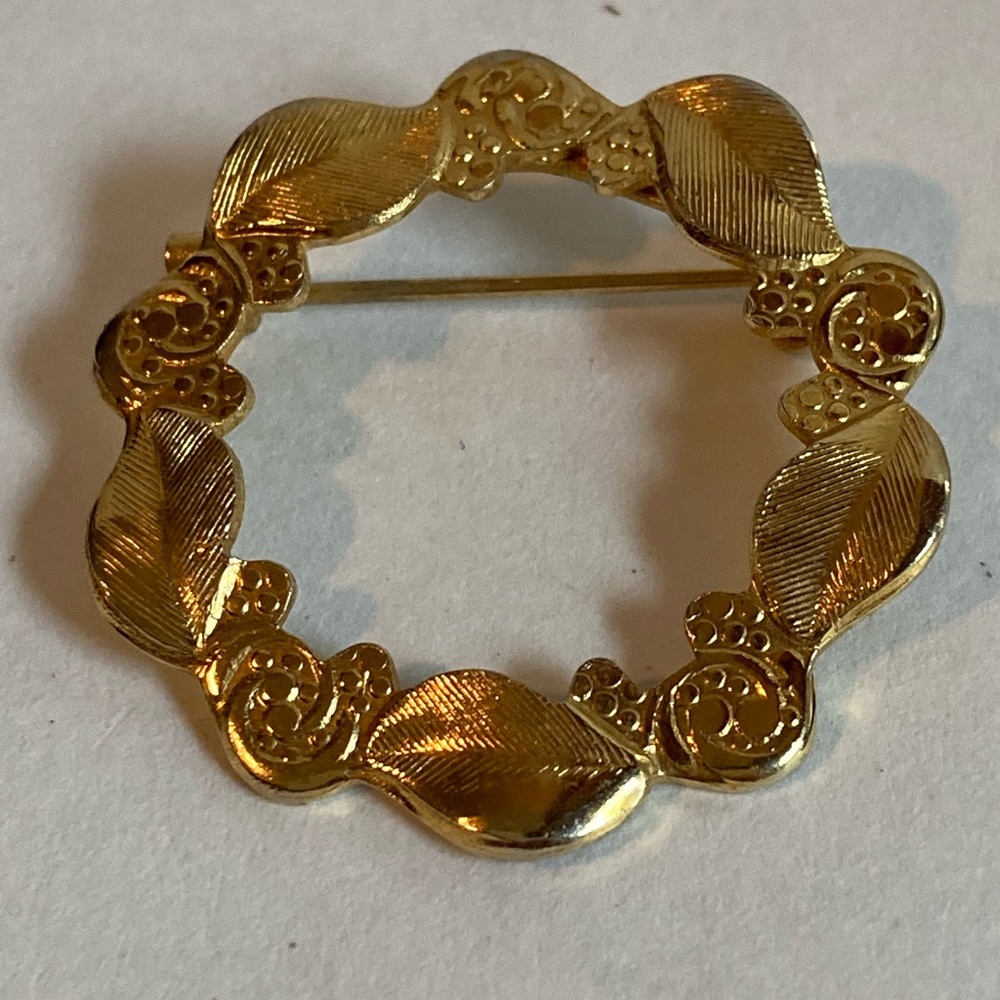 Vintage 60’s round brushed gold elven leaf 1.25” quality brooch
